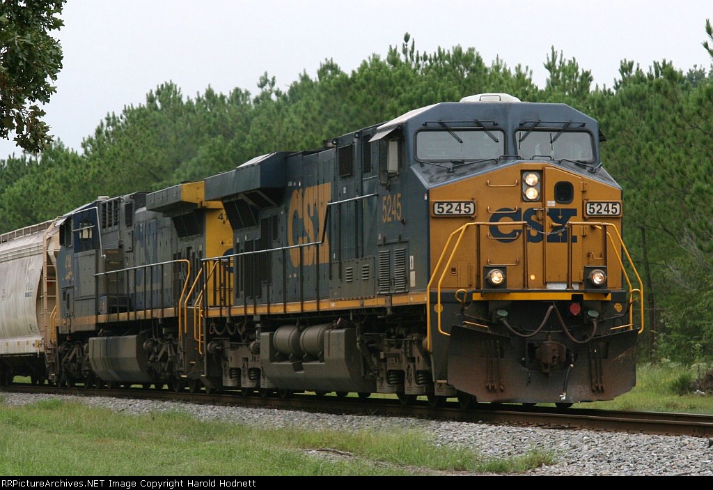 CSX 5245 leads train F728 to the yard